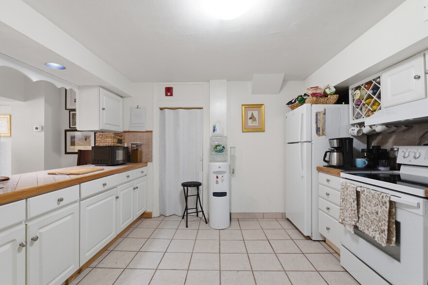 More Photos Of 40 Westchester Ave, Pound Ridge Freestanding For Sale