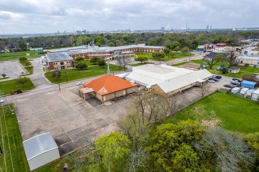 More Photos Of 406 E Main St, Clute Religious Facility For Sale