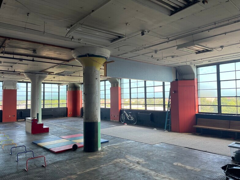 More Photos Of 300 S Center St, Springfield Manufacturing For Sale