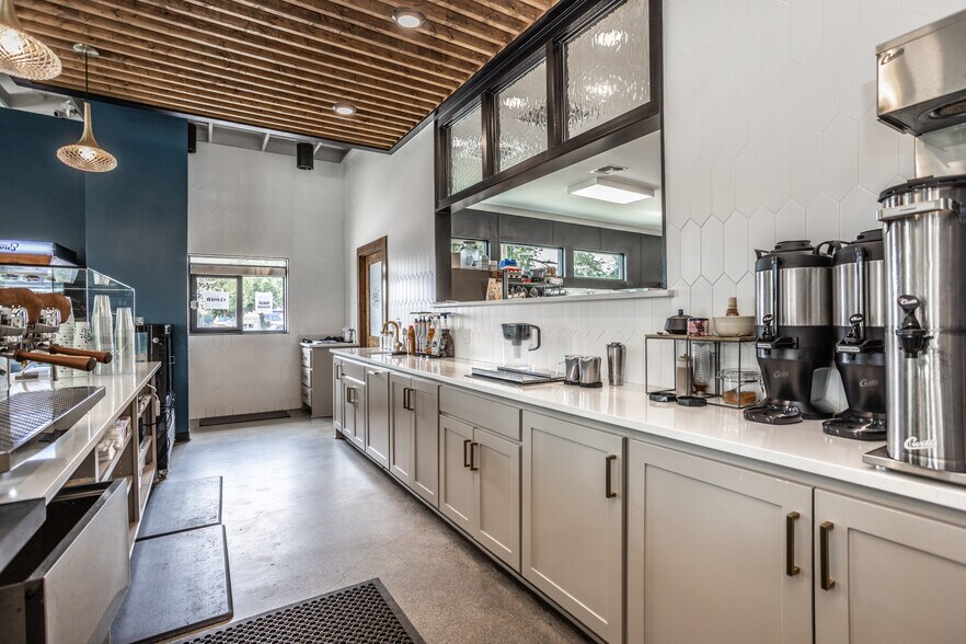 More Photos Of 211 N Weaver St, Gainesville Flex For Sale