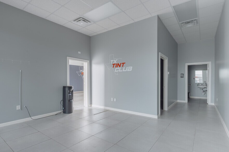 More Photos Of 8990 Parkwest Dr, Houston Showroom For Lease