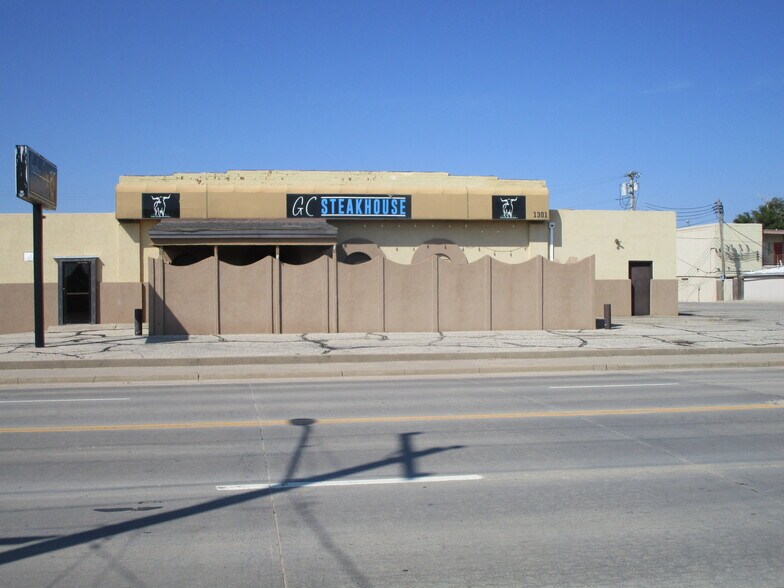More Photos Of 1301 E Fulton St, Garden City Bar For Sale