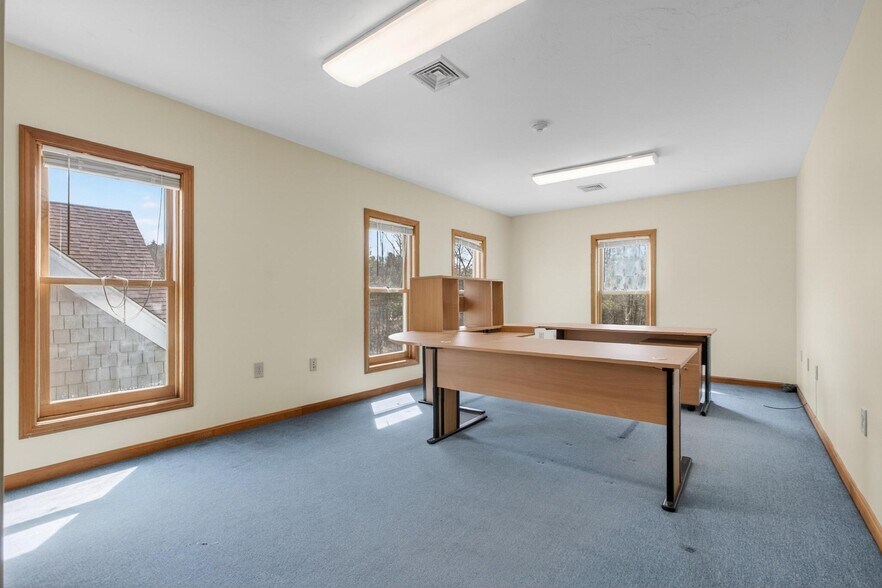 More Photos Of 25 Country Club Rd, Gilford Medical For Sale