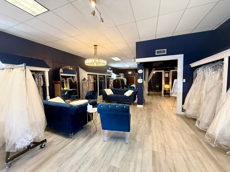 More Photos Of 212 E Main St, Brenham Storefront For Lease