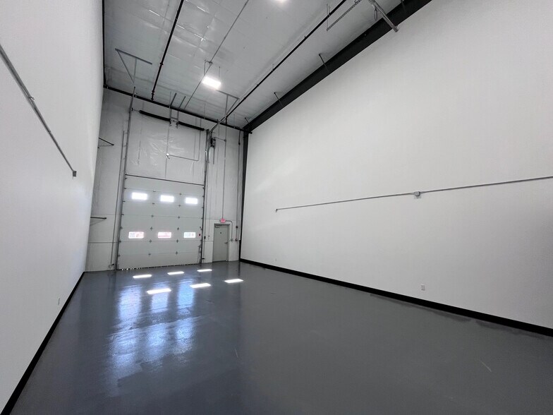 More Photos Of 106 Ledge Rd, Seabrook Warehouse For Lease