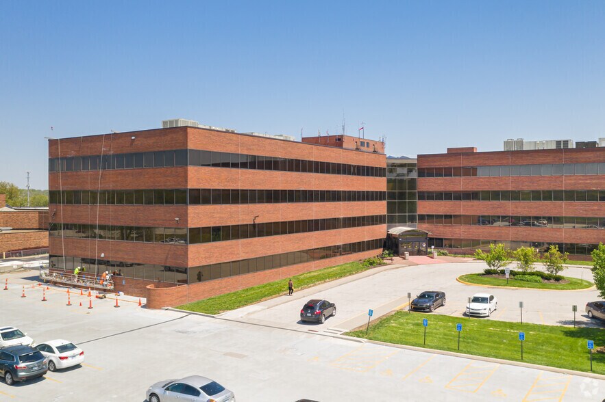 More Photos Of 1010 Carondelet Dr, Kansas City Medical For Lease