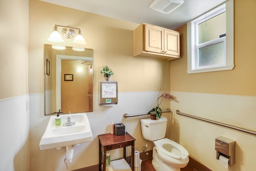 More Photos Of 1712 12th, The Dalles Medical For Sale