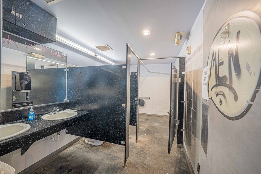 More Photos Of 415 Main St, Daytona Beach Restaurant For Sale