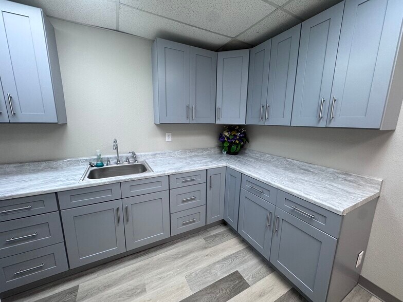 More Photos Of 400 E Jackson St, Broken Arrow Warehouse For Lease