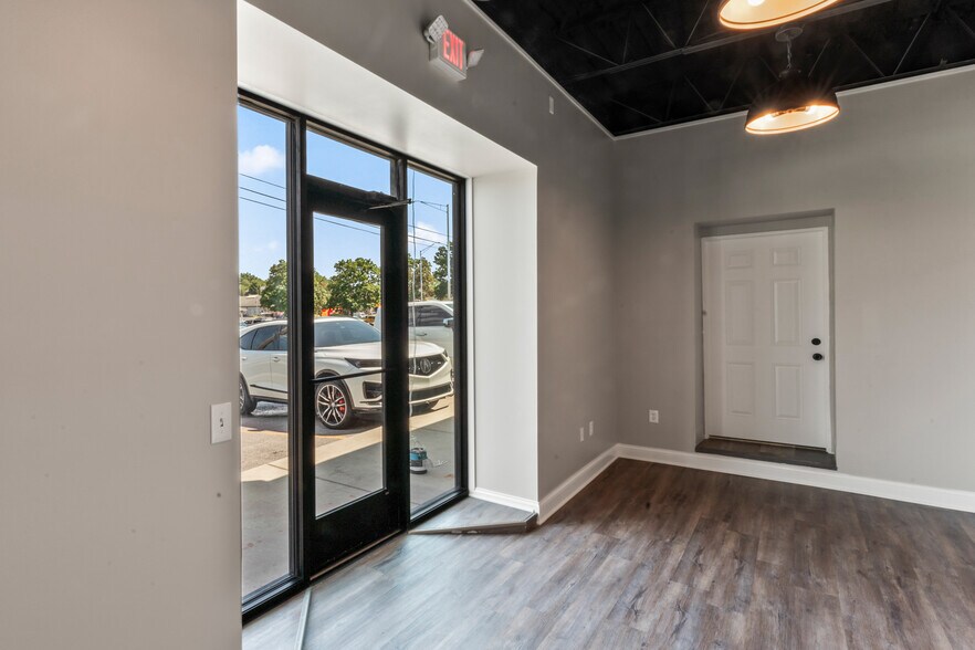 More Photos Of 7801-7811 Shawnee Mission Pky, Overland Park Freestanding For Lease