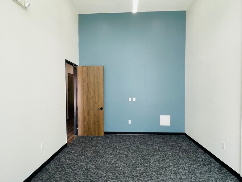 More Photos Of 7102 Tarrington Ave, Sugar Land Medical For Sale