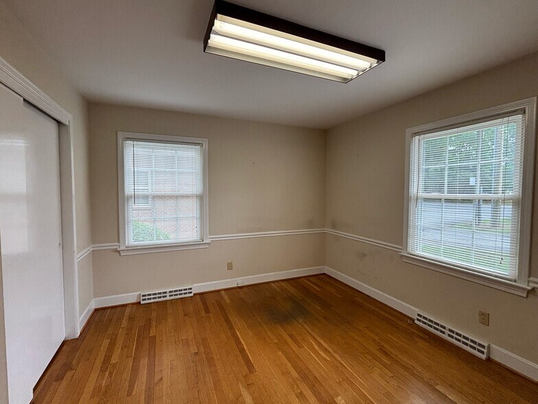 More Photos Of 3536 Vest Mill Rd, Winston-Salem Office Residential For Lease