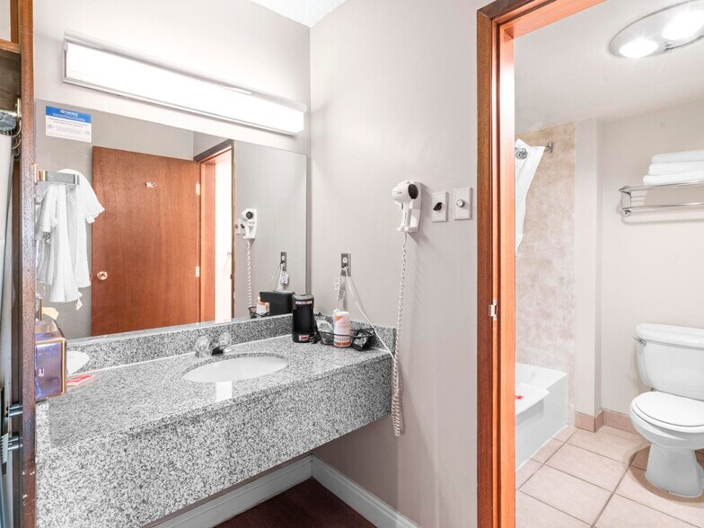 More Photos Of 1225 S State St, Salina Hotel For Sale