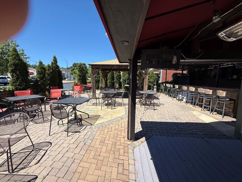 More Photos Of 210 Cedar St, St Charles Restaurant For Lease