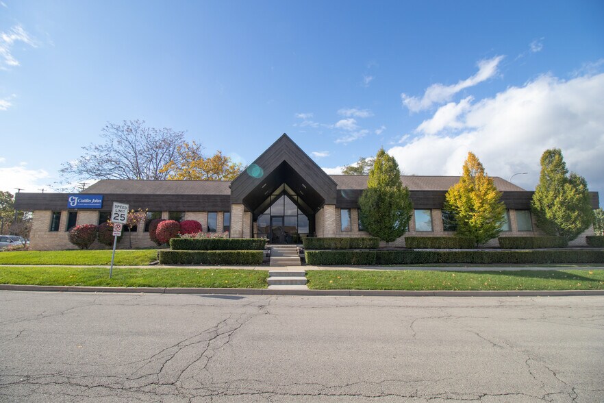 Primary Photo Of 1024 E Grand River Ave, Brighton Medical For Sale