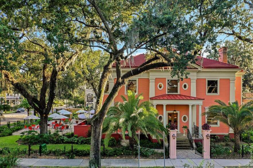 More Photos Of 119 E 37th St, Savannah Restaurant For Sale