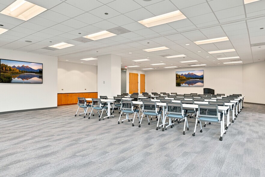 More Photos Of 1 Tower Ln, Oakbrook Terrace Office For Lease