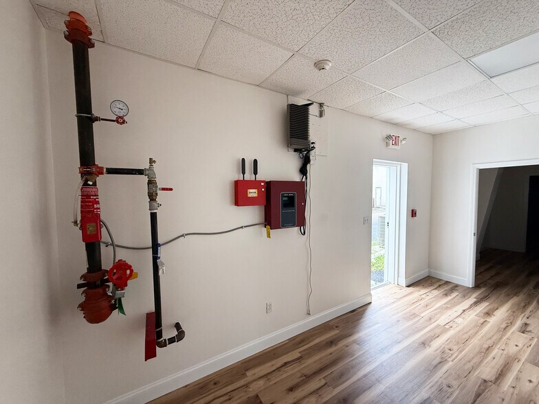 More Photos Of 275 W Airport Blvd, Pensacola Storefront Retail Office For Lease