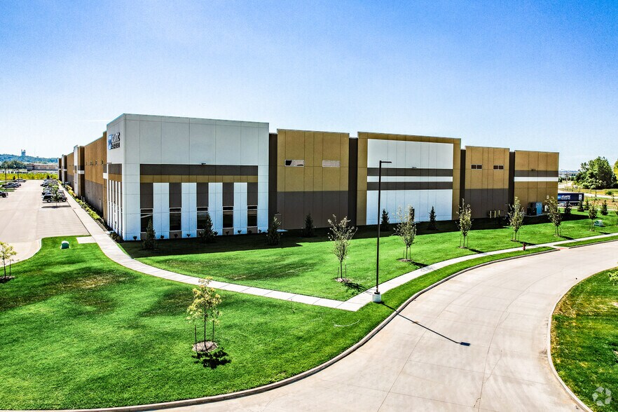 More Photos Of 14301 NE 41st St, Kansas City Warehouse For Lease