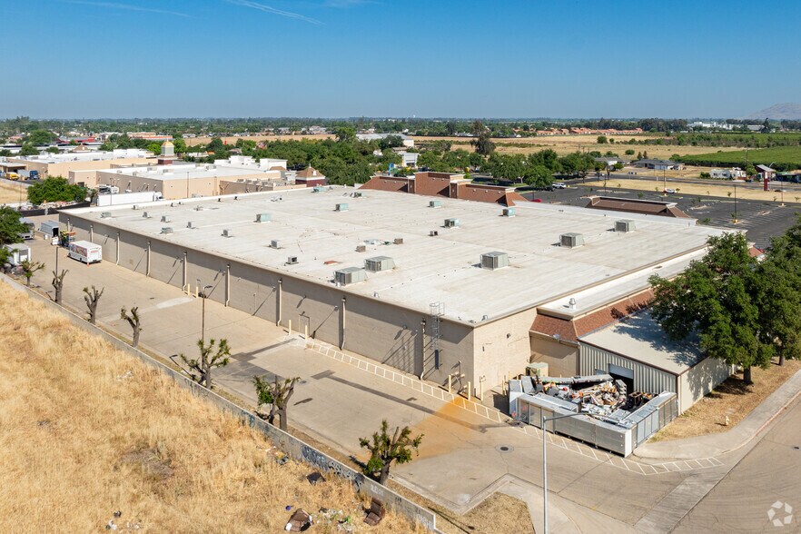 More Photos Of 2270 E El Monte Way, Dinuba Storefront For Lease