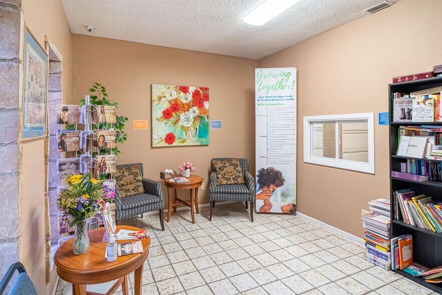 More Photos Of 102 Fletcher Dr, Del Rio General Retail For Sale