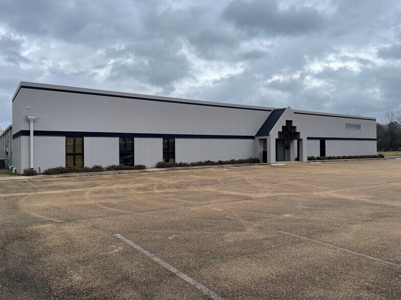 More Photos Of 860 Centre St, Ridgeland Flex For Lease