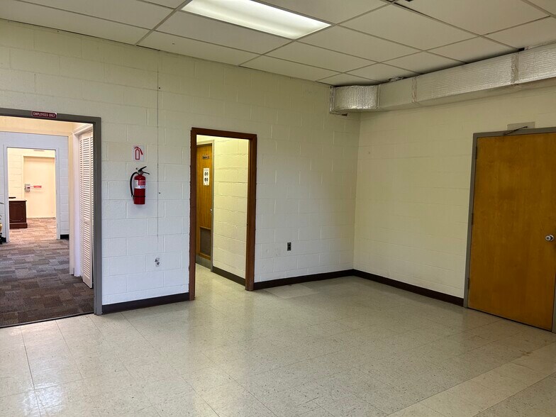 More Photos Of 1915 Snapps Ferry Rd, Greeneville Warehouse For Lease