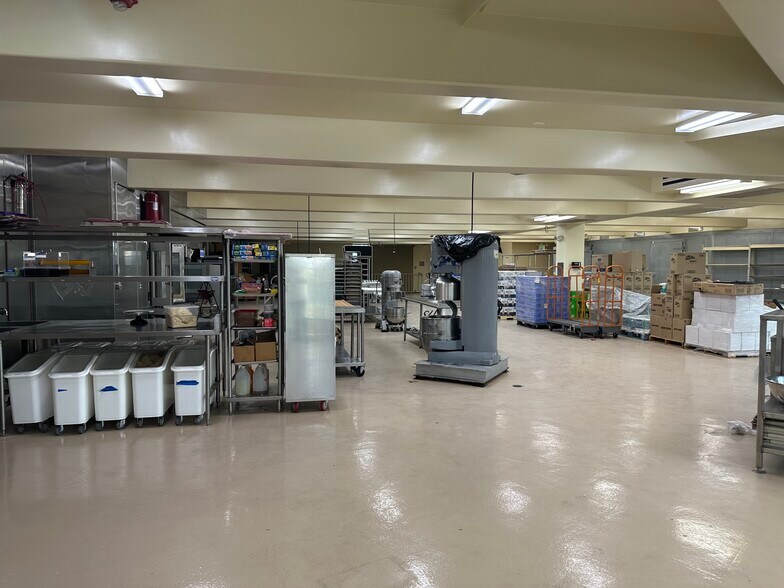 More Photos Of 9020 Long Beach Blvd, South Gate Light Manufacturing For Lease