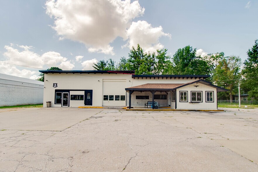 Primary Photo Of 406 W Carpenter St, Jerseyville Flex For Sale