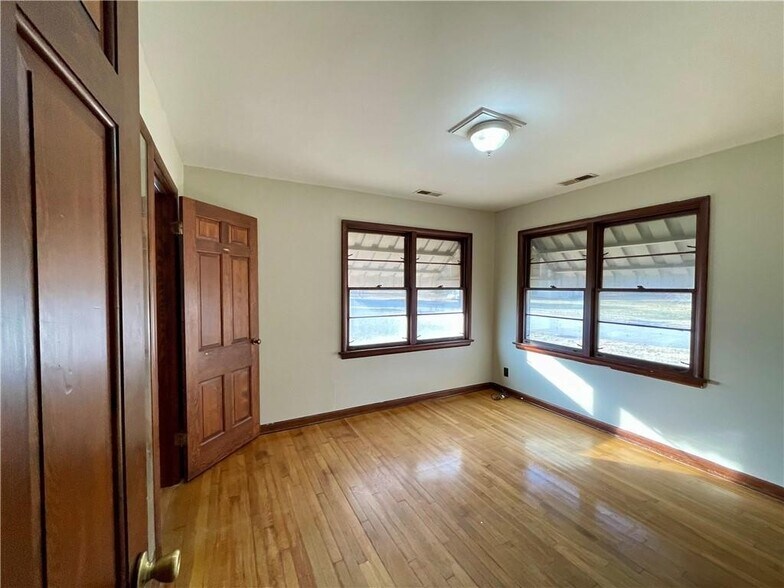 More Photos Of 311 S Main St, Springdale Office For Sale