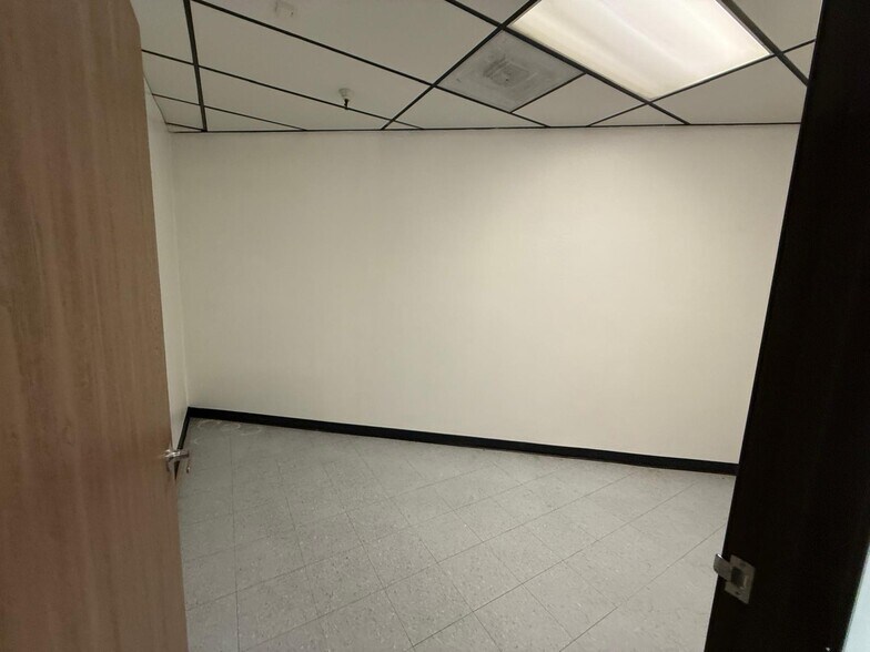 More Photos Of 7979-7989 Vickers St, San Diego Flex For Lease