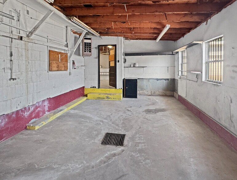 More Photos Of 129 E 5th St, Washington Showroom For Sale