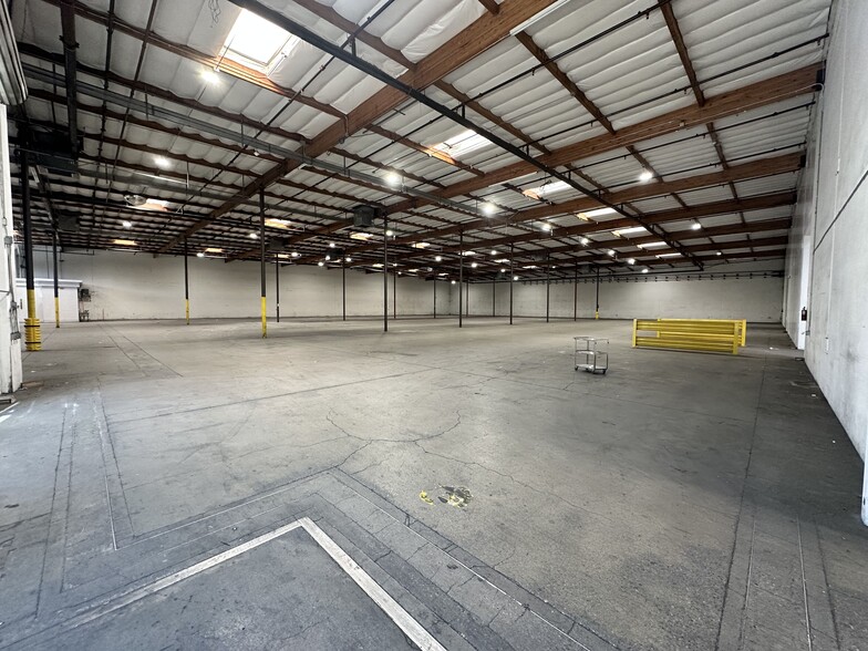 More Photos Of 26455 Ruether Ave, Valencia Showroom For Lease