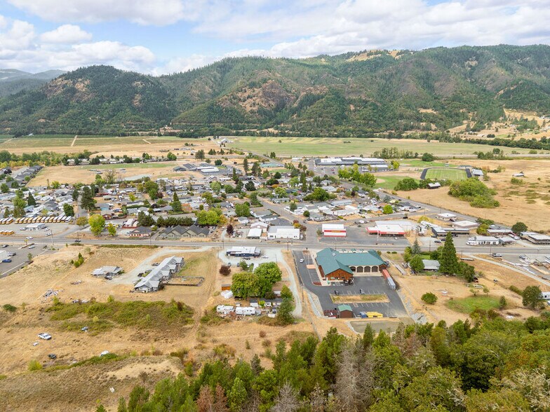 More Photos Of 125 Opresik Ln, Myrtle Creek Bar For Sale