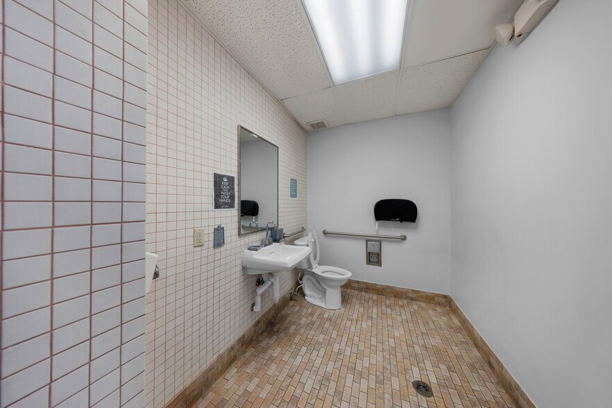 More Photos Of 2901 NW 17th Ave, Miami Office For Sale
