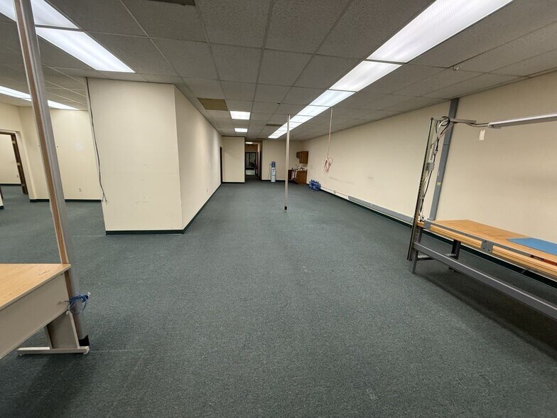 More Photos Of 10 Capital Dr, Wallingford Manufacturing For Lease