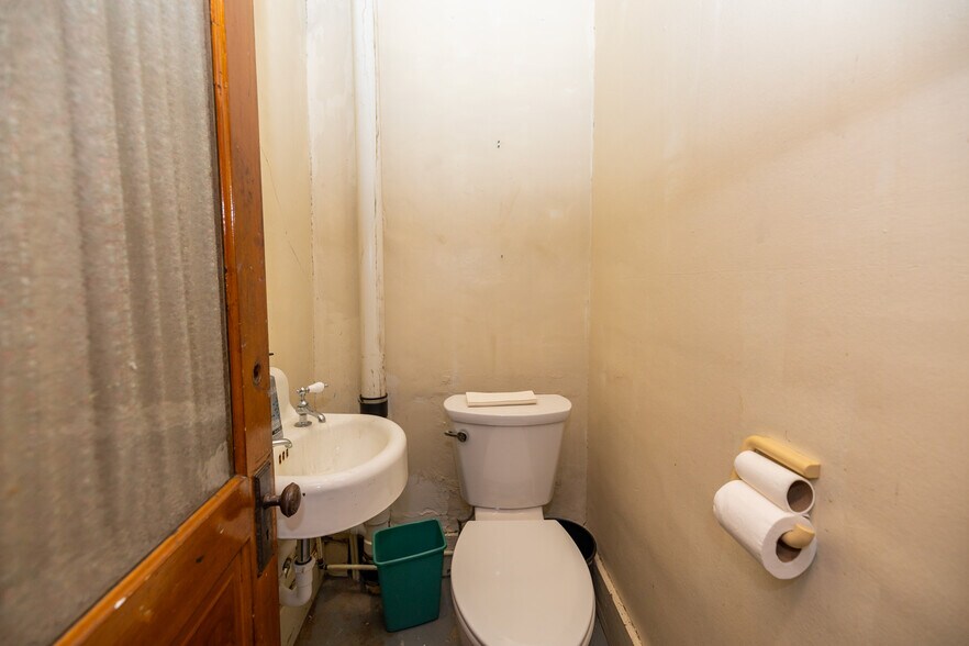 More Photos Of 108 S Santa Fe Ave, Salina General Retail For Lease