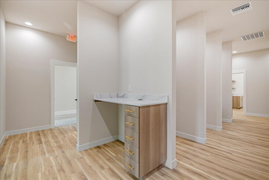 More Photos Of 2458 Mahan Dr, Tallahassee Medical For Lease