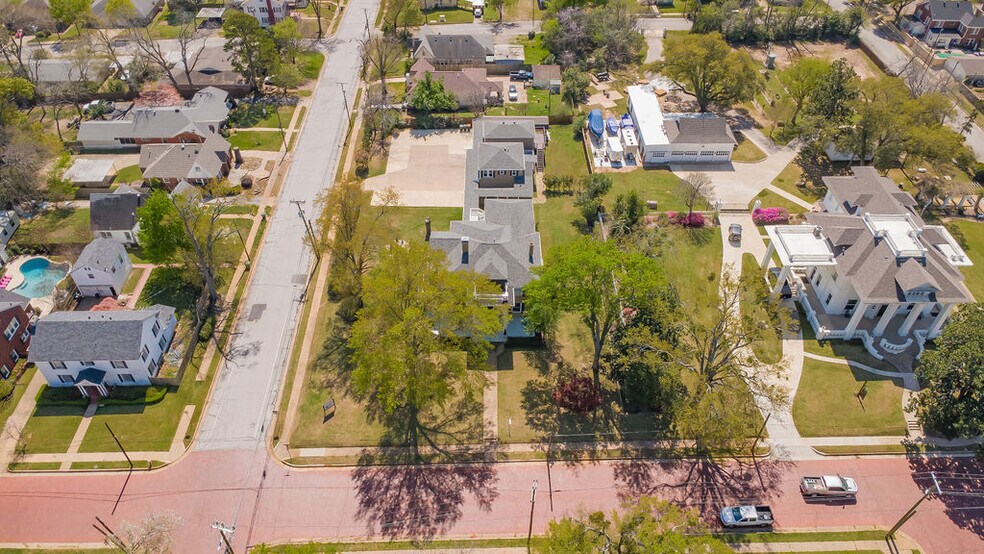 More Photos Of 313 E Charnwood St, Tyler Office For Lease