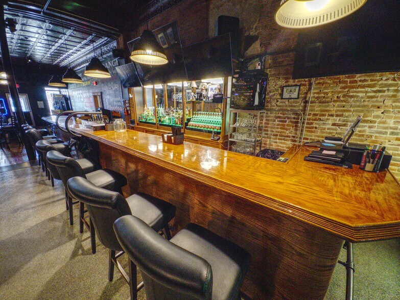 More Photos Of 114 E 5th St, Wahoo Bar For Sale