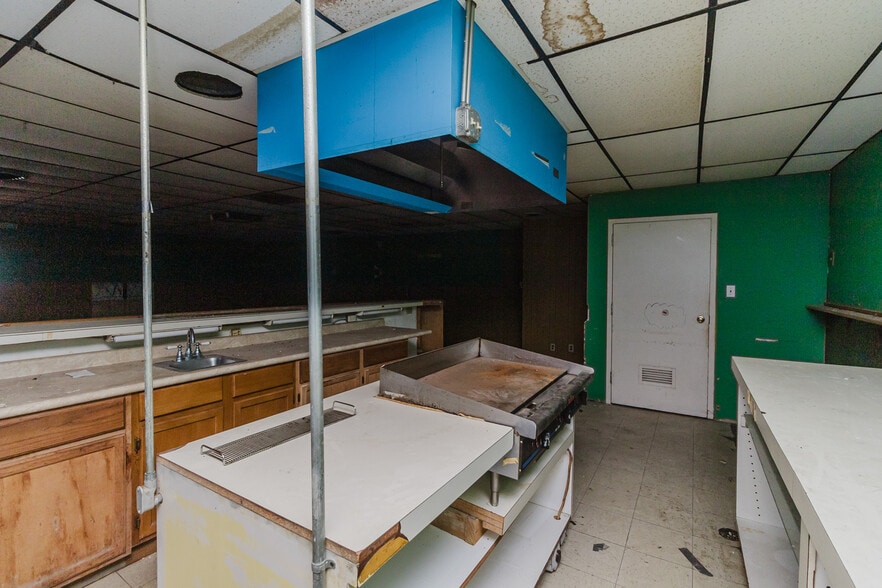 More Photos Of 1015 S Meridian Ave, Wichita Auto Repair For Sale