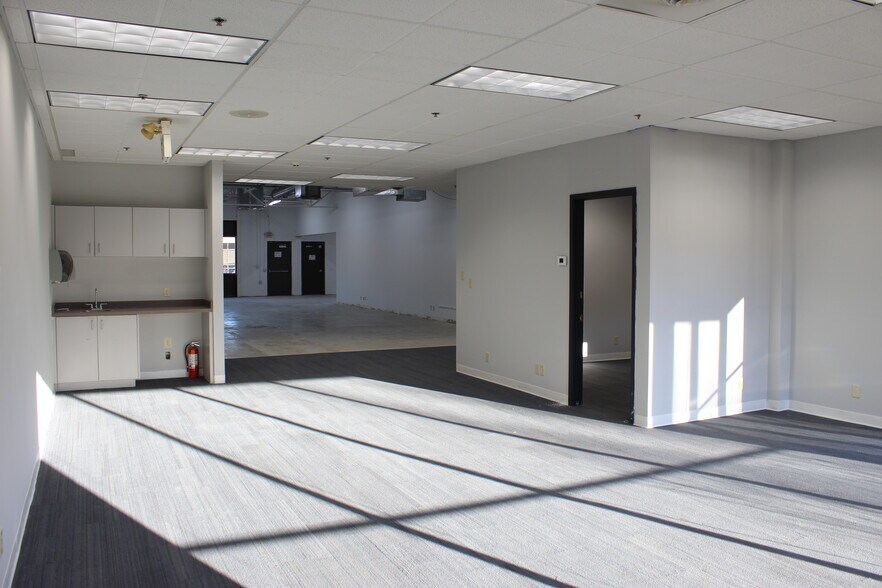 More Photos Of 500 E Travelers Trl, Burnsville Research And Development For Lease