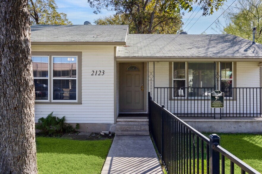 More Photos Of 2123 Northland Dr, Austin Office For Sale