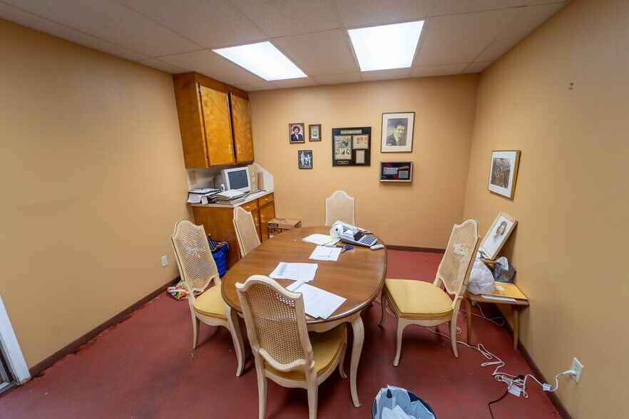 More Photos Of 1302 E Crestwood Dr, Victoria Storefront For Sale