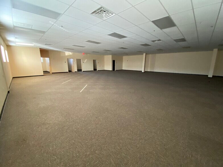 More Photos Of 3250 Robertson Rd, Tyler Office For Lease