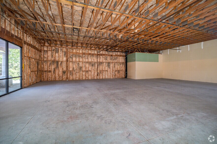 More Photos Of 640 Hacienda Dr, Vista Storefront For Sale
