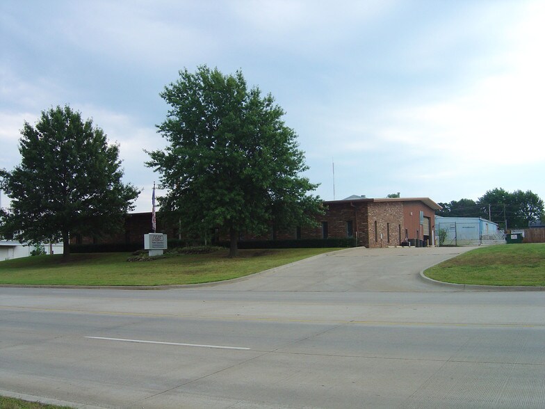 Primary Photo Of 400 N Harvey St, Seminole Manufacturing For Lease
