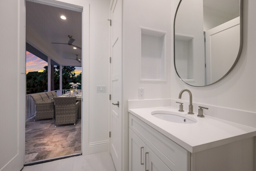 More Photos Of 1718 Bay St, Sarasota Specialty For Sale