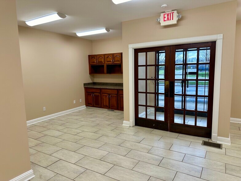 More Photos Of 104 Progress Dr, Frankfort Office For Sale
