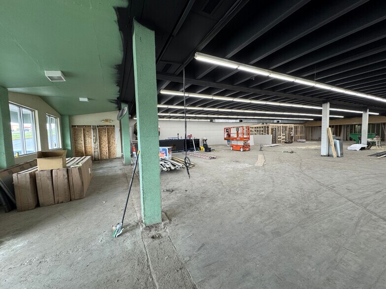 More Photos Of 3225 N Belt Hwy, Saint Joseph General Retail For Lease